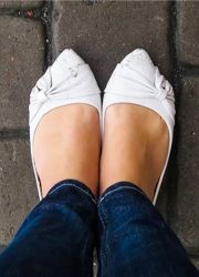 С чем носить белые балетки 