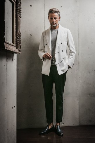 Белый двубортный пиджак выглядит выигрышно в сочетании с темно-зелеными классическими брюками. Что касается обуви, темно-зеленые туфли станут отличным выбором.