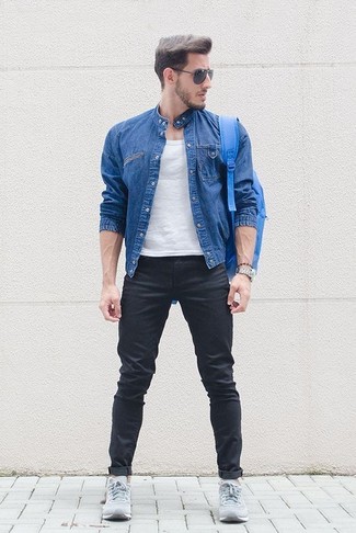 синий джинсовый бомбер в сочетании с черными зауженными джинсами поможет подчеркнуть твой индивидуальный стиль. Если ты не боишься экспериментировать, на ноги можно надеть темно-серые кроссовки.