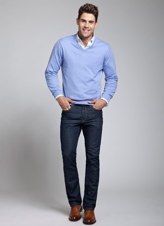 Сочетание голубого свитера с v-образным вырезом и темно-синих джинсов поможет создать интересный образ в стиле кэжуал. Очень стильно здесь будут смотреться коричневые кожаные туфли дерби.