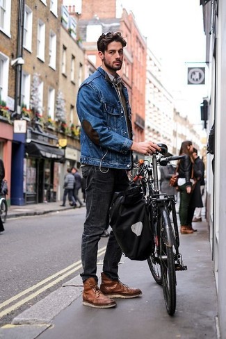 Синяя джинсовая куртка и темно-серые джинсы — великолепный выбор, если ты хочешь создать расслабленный, но в то же время стильный образ. Если ты не боишься смешивать разные стили, на ноги можно надеть коричневые ботинки броги.