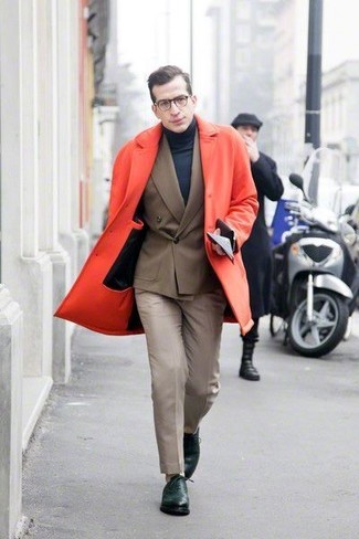 Красное длинное пальто и бежевые классические брюки помогут создать эффектный образ. Темно-зеленые туфли станут великолепным дополнением к твоему образу.