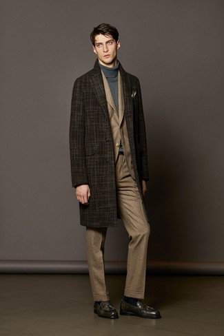 Сочетание темно-коричневого длинного пальто в шотландскую клетку и коричневого костюма в шотландскую клетку смотрится строго и изысканно. Темно-серые туфли станут прекрасным дополнением к твоему луку.