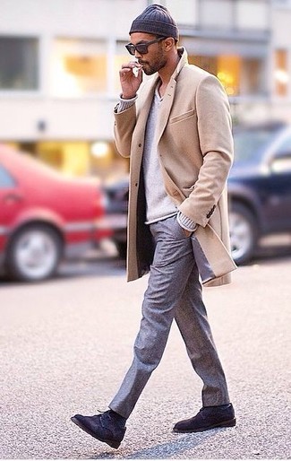 Комбо из бежевого длинного пальто и серых классических брюк поможет реализовать классический мужской стиль. Черные туфли станут великолепным дополнением к твоему образу.