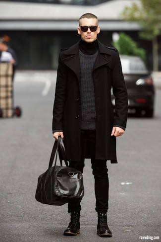 черное длинное пальто в паре с черными джинсами определенно будет обращать на тебя взоры прекрасного пола. Что касается обуви, черные кожаные ботинки станут отличным выбором.