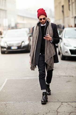Темно-серое длинное пальто и темно-серые шерстяные классические брюки помогут создать эффектный образ. Что касается обуви, можно отдать предпочтение удобству и выбрать черные кожаные ботинки.