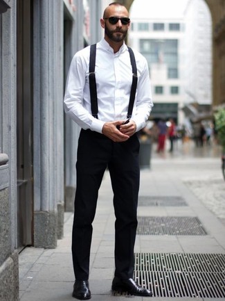 Белая классическая рубашка и черные классические брюки — идеальный вариант для свидания или ужина в ресторане. Черные туфли — отличный вариант, чтобы завершить образ.
