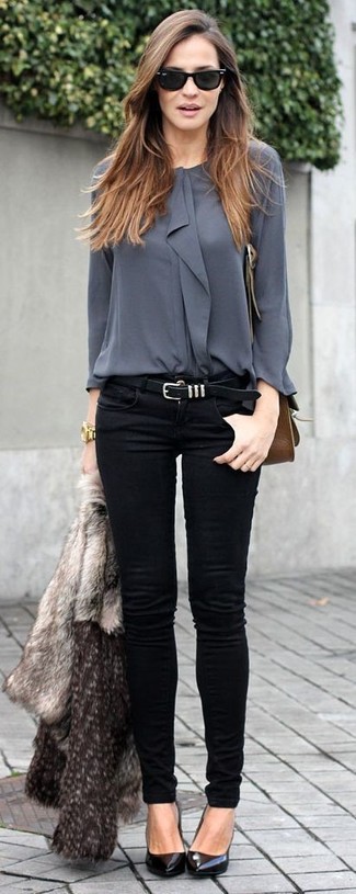Серая короткая шуба великолепно сочетается с черными джинсами скинни. Этот образ идеально дополнят черная обувь.