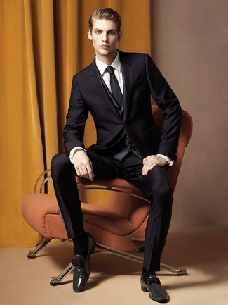черный костюм в паре с темно-серым жилетом — воплощение классического мужского стиля. Чтобы добавить в образ немного непринужденности, на ноги можно надеть темно-серые туфли.