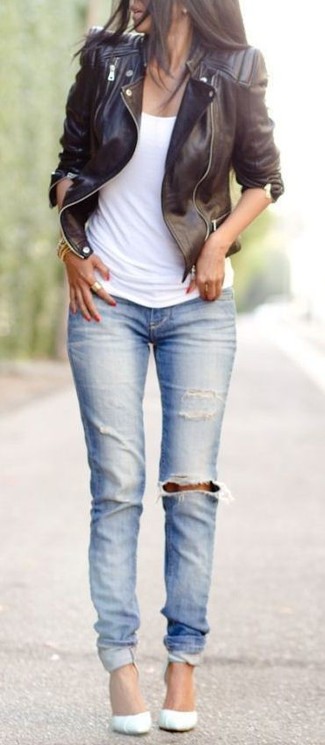 Черную кожаную косуху и голубые рваные джинсы скинни можно надеть как на учебу, так на прогулку с друзьями. Чтобы образ не получился слишком отполированным, можно завершить его белой обувью.