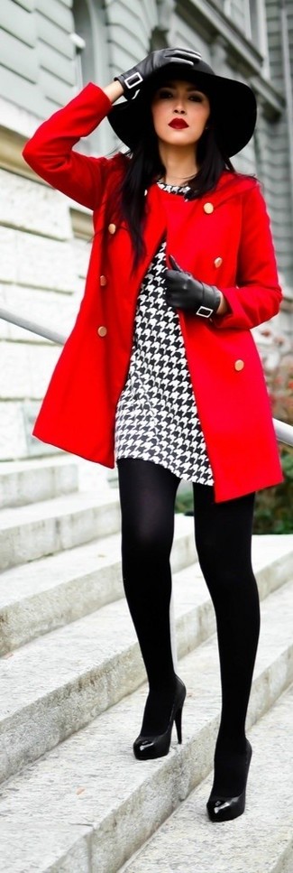 Красное пальто и бело-черное платье-футляр с рисунком "гусиные лапки" будут гармонично смотреться в модном гардеробе самых привередливых красавиц. Этот образ идеально дополнят черная обувь.