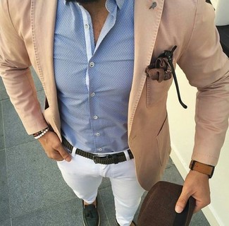 Когда не знаешь, в чем пойти на свидание вечером, светло-коричневый хлопковый пиджак и белые брюки чинос — беспроигрышный вариант. И почему бы не добавить в этот образ элегантности с помощью темно-зеленых туфель?