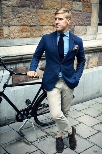 Сочетание темно-синего пиджака и светло-коричневых брюк чинос позволит создать образ в классическом мужском стиле. Что касается обуви, можно отдать предпочтение классическому стилю и выбрать темно-серые замшевые туфли.
