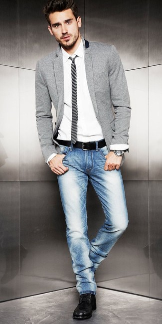 Серый хлопковый пиджак и синие джинсы позволят создать нескучный образ для работы в офисе. Черные кожаные ботинки станут прекрасным дополнением к твоему луку.