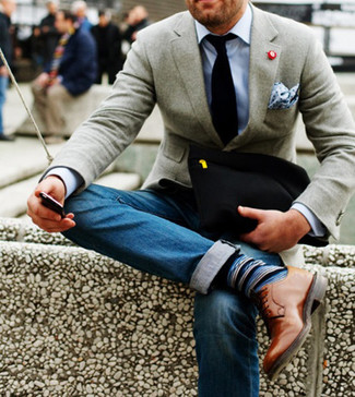 серый шерстяной пиджак в сочетании с синими джинсами — нескучный вариант для работы в офисе. Бежевые кожаные туфли дерби добавят элемент классики в твой образ.