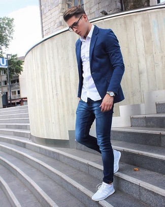 темно-синий пиджак в паре с темно-синими зауженными джинсами — воплощение вольного офисного стиля. Если ты не боишься экспериментировать, на ноги можно надеть голубая обувь.