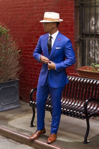 Синий пиджак и синие классические брюки помогут создать эффектный образ. Чтобы образ не получился слишком отполированным, можно завершить его бежевыми кожаными туфлями дерби.