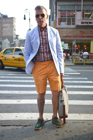 Голубой пиджак великолепно сочетается с оранжевыми шортами. Что касается обуви, можно отдать предпочтение классическому стилю и выбрать темно-зеленые туфли.