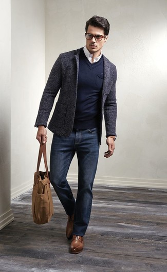 Темно-серый шерстяной пиджак и темно-синие джинсы — отличный пример классического мужского стиля. Что касается обуви, можно отдать предпочтение классике и выбрать коричневые кожаные туфли дерби.