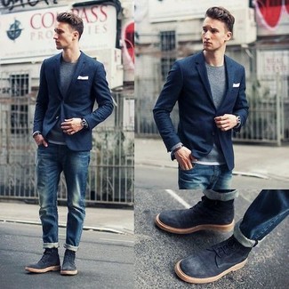 Сочетание темно-синего пиджака и темно-синих джинсов станет отличным офисным луком. Вкупе с этим нарядом органично будут смотреться синие ботинки.