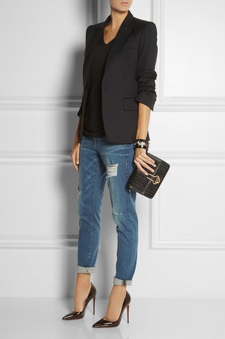 Черный пиджак и темно-синие рваные джинсы-бойфренды помогут создать свой неповторимый образ. Что касается обуви, можно отдать предпочтение удобству и выбрать черная обувь.