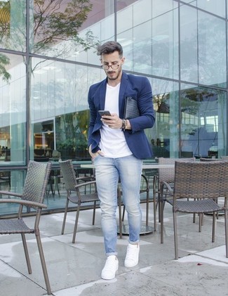Темно-синий пиджак и голубые джинсы — must have вещи в стильном мужском гардеробе. Любители рискованных вариантов могут дополнить образ белыми кожаными низкими кедами.