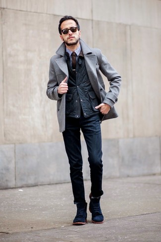 Серое полупальто и темно-синие джинсы — must have вещи в стильном мужском гардеробе. Что касается обуви, синие ботинки — самый подходящий вариант.