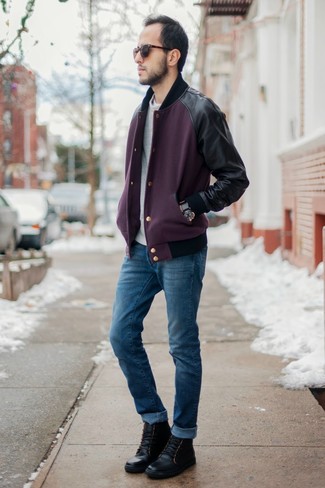 Пурпурная университетская куртка будет смотреться прекрасно с синими джинсами. Что касается обуви, можно отдать предпочтение классике и выбрать черные кожаные ботинки.