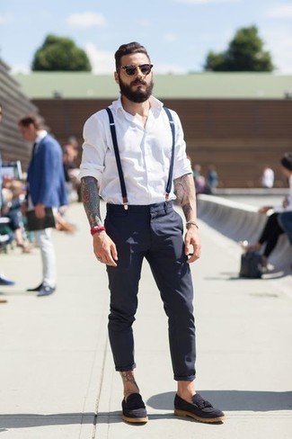 Приверженцам стиля casual должно понравиться сочетание белой рубашки с длинным рукавом и темно-синих брюк чинос. Любители экспериментировать могут завершить образ черными туфлями, тем самым добавив в него немного классики.