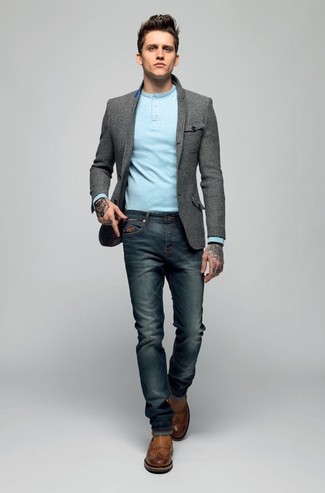 Любителям стиля smart casual придется по душе сочетание серого шерстяного пиджака и темно-синих джинсов. Что касается обуви, можно отдать предпочтение классическому стилю и выбрать коричневые кожаные ботинки челси.