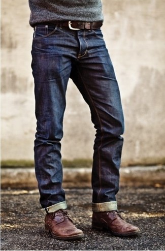 Приверженцам стиля casual должно понравиться сочетание серого свитера с круглым вырезом и темно-синих джинсов. Темно-красные кожаные дезерты идеально дополнят этот лук.