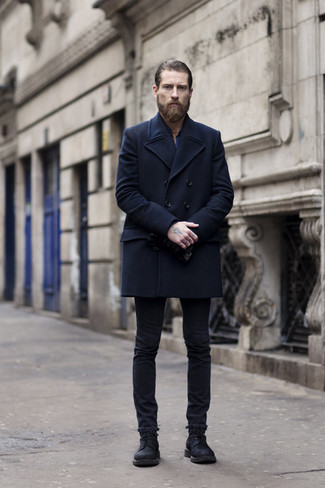 Темно-синее полупальто и черные джинсы позволят создать гармоничный деловой образ. Черные кожаные ботинки станут прекрасным дополнением к твоему луку.