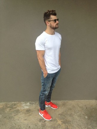Поклонникам стиля casual придется по вкусу сочетание белой футболки с круглым вырезом и серых джинсов. Если ты не боишься экспериментировать, на ноги можно надеть красная обувь.