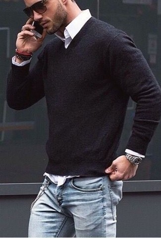 Комбо из черного свитера с v-образным вырезом и голубых джинсов подчеркнет твой индивидуальный стиль.